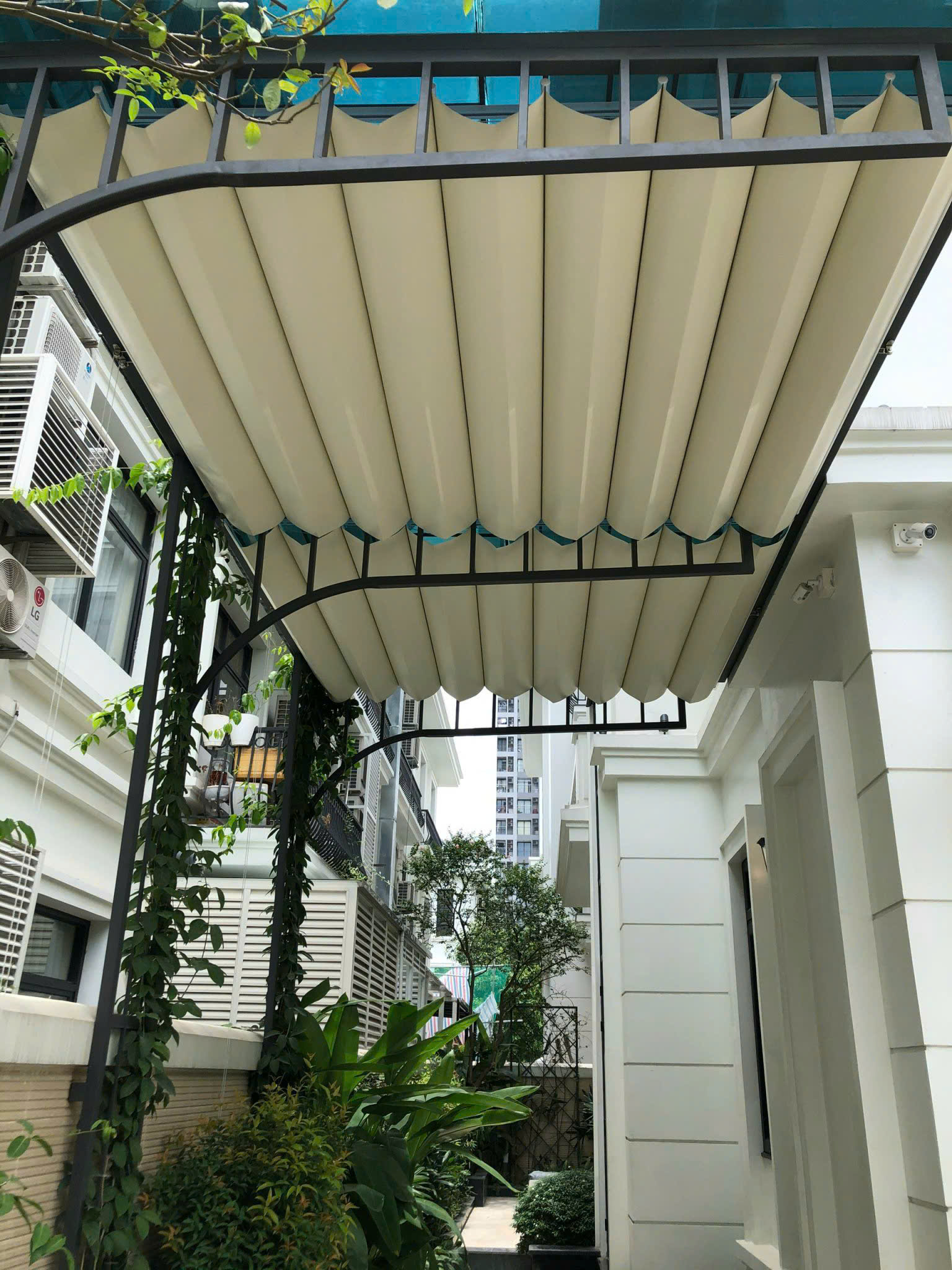 Rèm trần xếp ly dưới mái kính